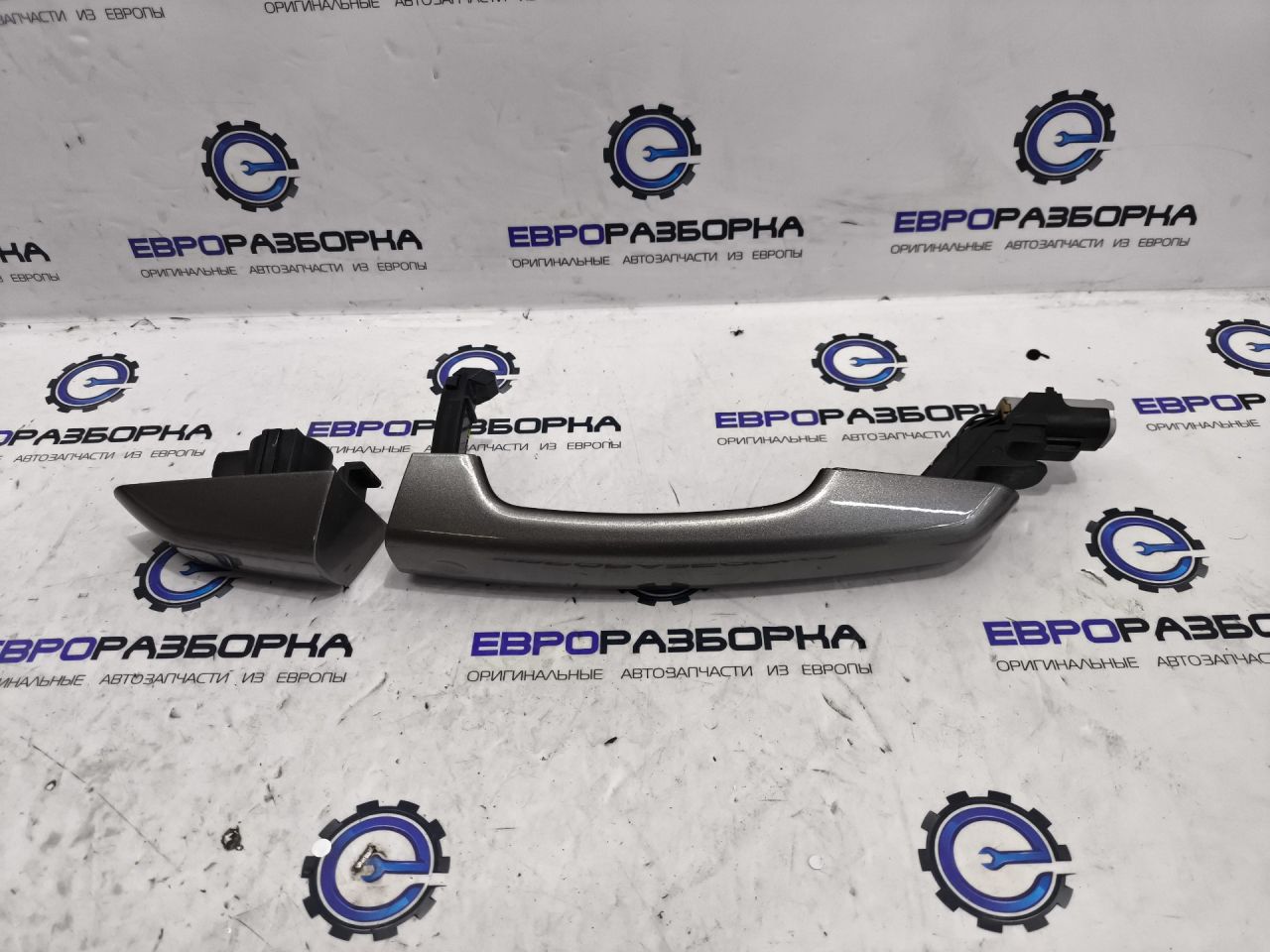 ручка наружная задняя правая Land Rover Range Rover Sport 2 поколение L494 2017, 3.0 л., дизель, АКПП, передний привод, LR025402, BJ3222400AD8LML, BJ3222400AE8LML, LR025402, LR038460, LR038463, LR038466, LR038467, LR040667 - фото №1