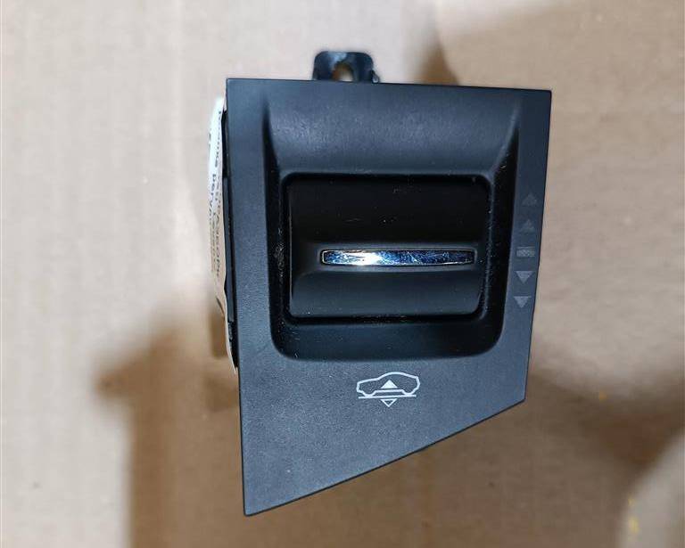 Кнопка регулировки высоты подвески Maserati Levante 1 поколение M161 2017, 3.0 л., дизель, АКПП, передний привод, 670064672, 670064672 - фото №1