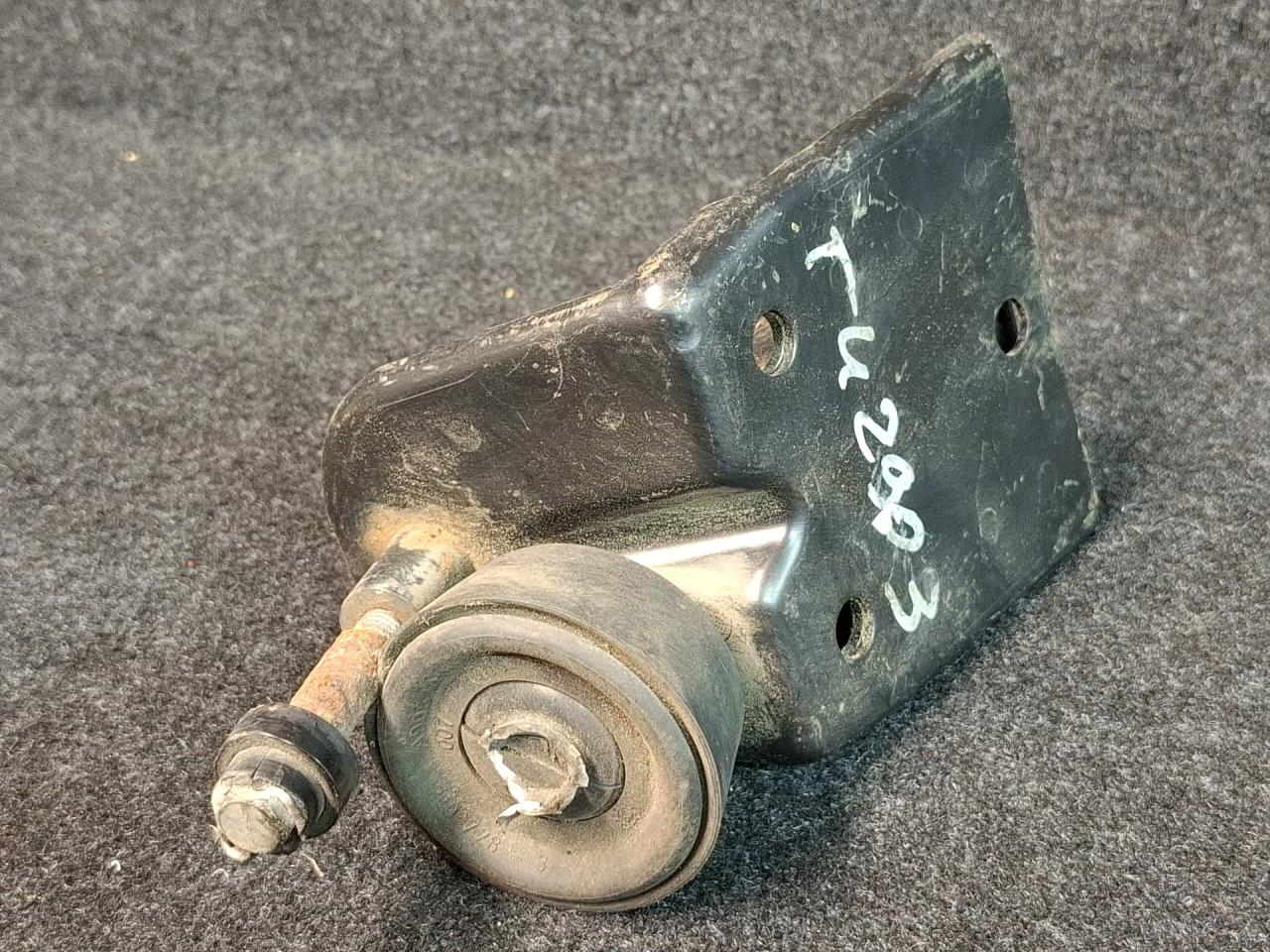 кронштейн (крепление) Mercedes-Benz Sprinter 2 поколение (W906) 2007, 2.1 л., OM 646.701, дизель, МКПП, красный - фото №1