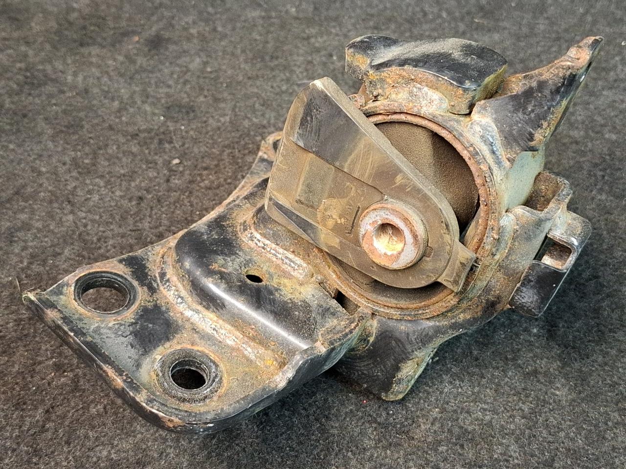 подушка крепления двигателя Toyota Prius V 1 поколение ZVW41 ZVW41 2014, 1.8 л., гибрид, АКПП, синий, хетчбэк 5 дв., передний привод - фото №1