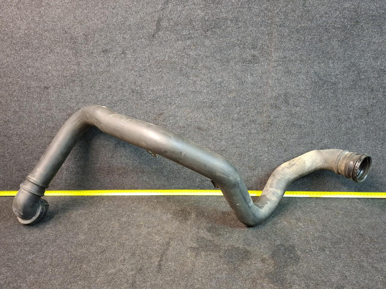 патрубок интеркулера Chevrolet Malibu 9 поколение 2017, 1.5 л., бензин, АКПП, черный, седан, передний привод, 23345001 - фото №1