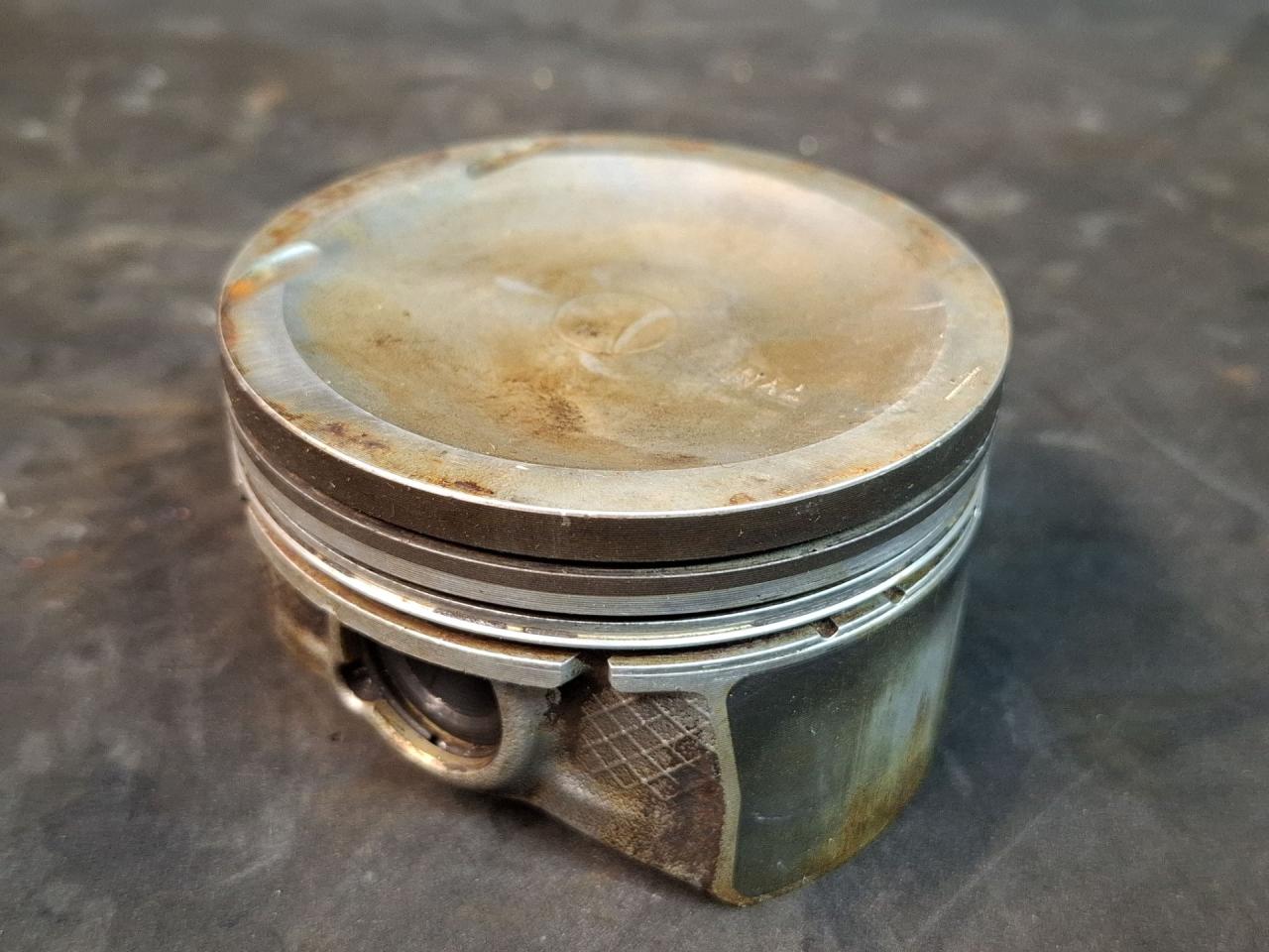 поршень Mazda CX-7 1 поколение 2008, 2.3 л., Ti, бензин, АКПП - фото №1