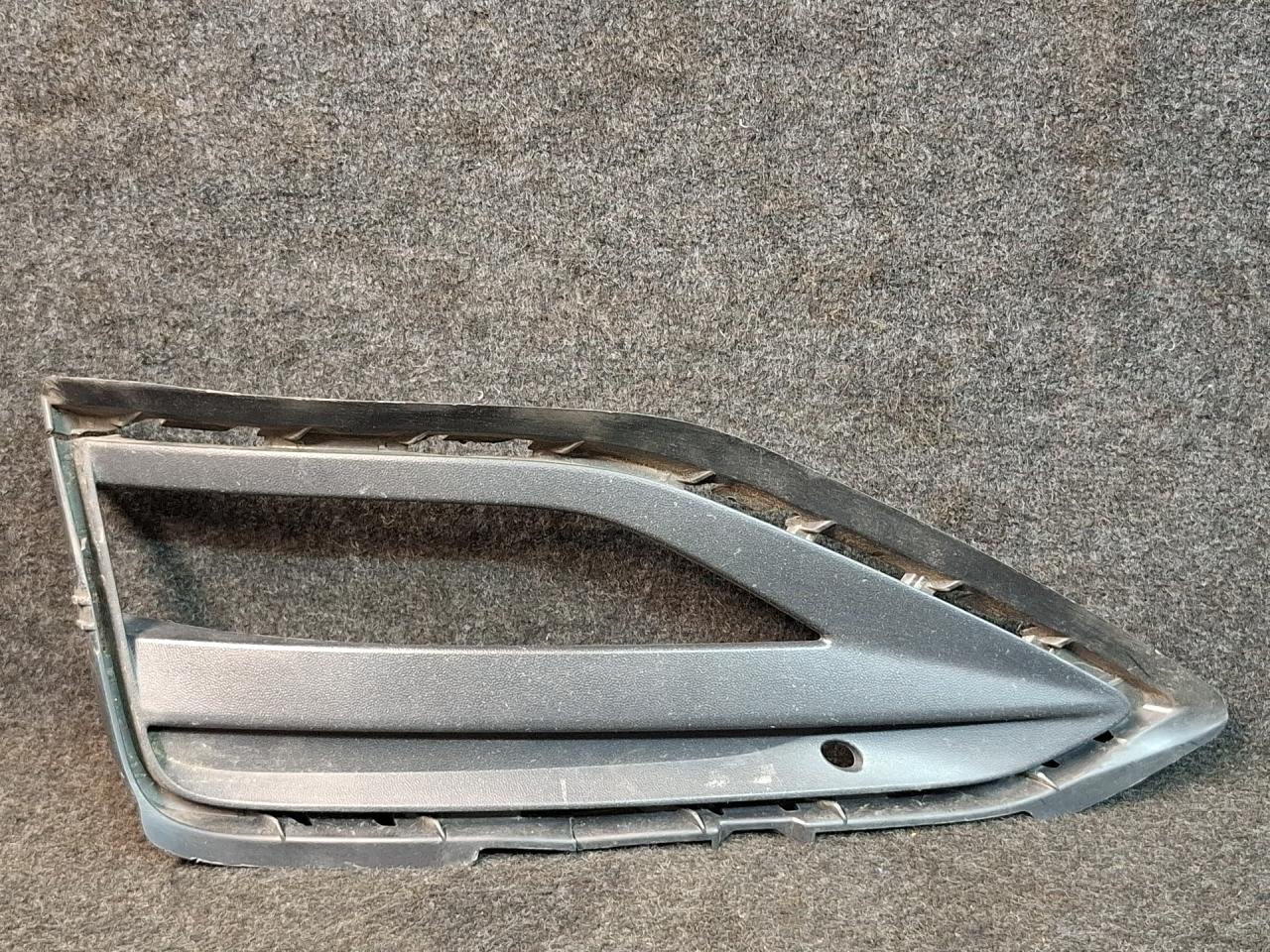рамка фары противотуманной левой Volkswagen Jetta 7 поколение 2019, 1.4 л., бензин, АКПП, белый, седан, передний привод, 17A853665A - фото №1