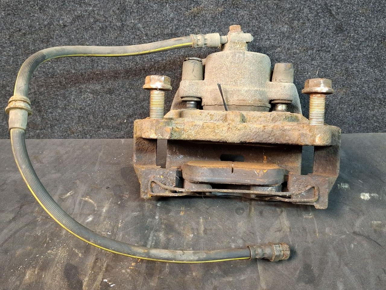 суппорт передний левый Volkswagen Tiguan 1 поколение 2008 - фото №1