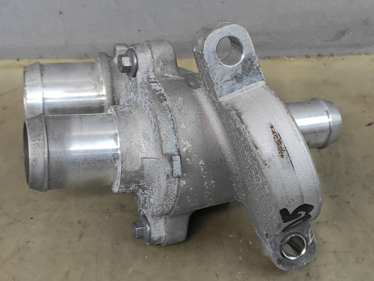 корпус термостата Ford Escape 4 поколение CX482 2021, 2.5 л., гибрид, АКПП, внедорожник 5 дв., полный привод, 8A587AC, EX6E8A587AC - фото №1