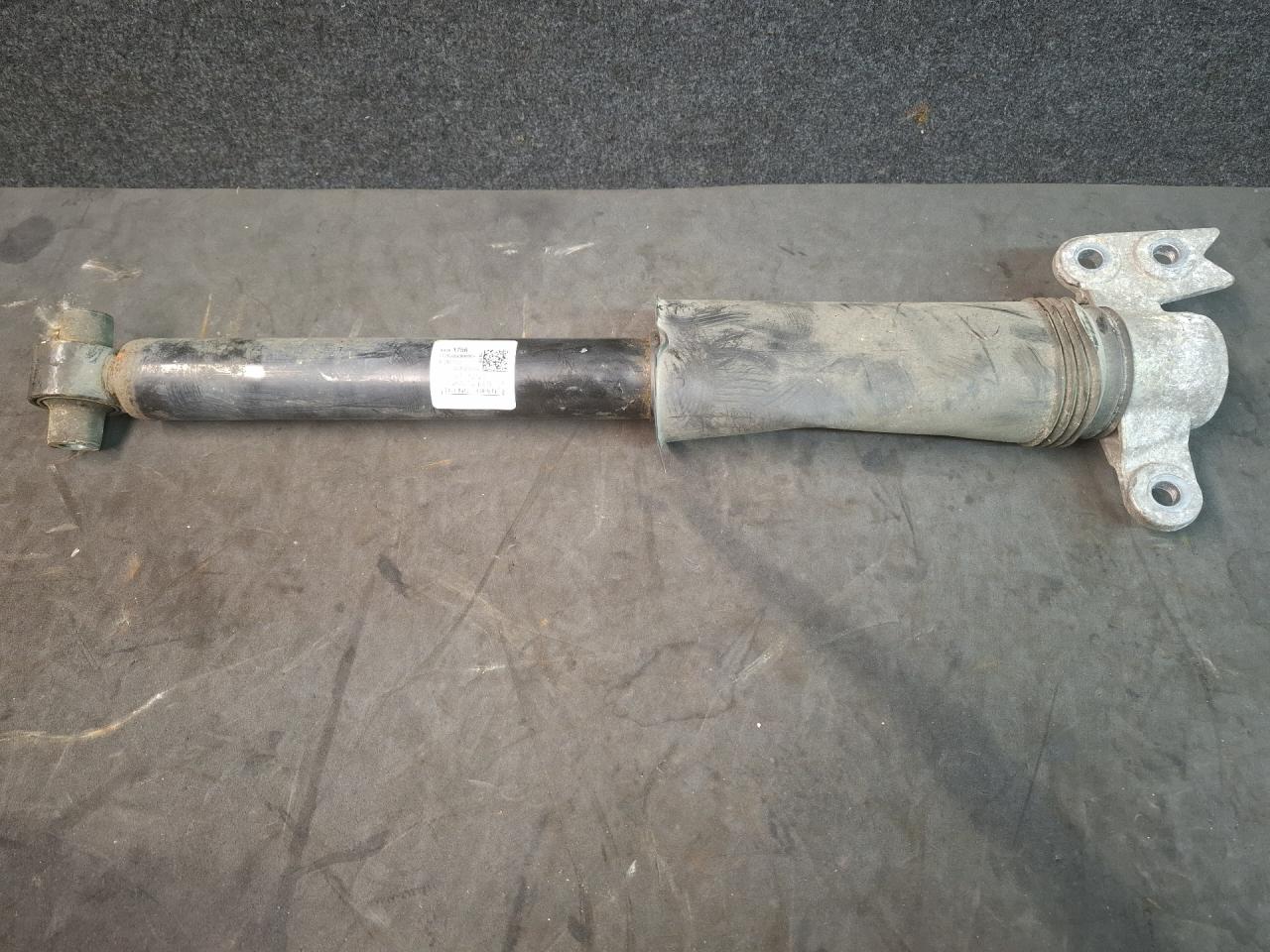 амортизатор задний левый GMC Terrain 2 поколение 2020, 1.5 л., бензин, АКПП, серый 464с, передний привод, 84361756 - фото №1