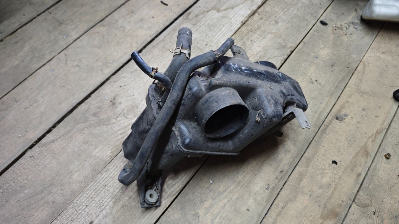 резонатор воздушного фильтра Mazda Millenia 1 поколение 2000, 2.3 л. - фото №1