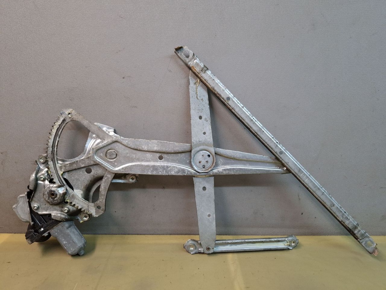 стеклоподъемник задний правый Toyota Sienna 3 поколение 2011, 3.5 л., 2GR-FE, бензин, АКПП, серый, передний привод - фото №1