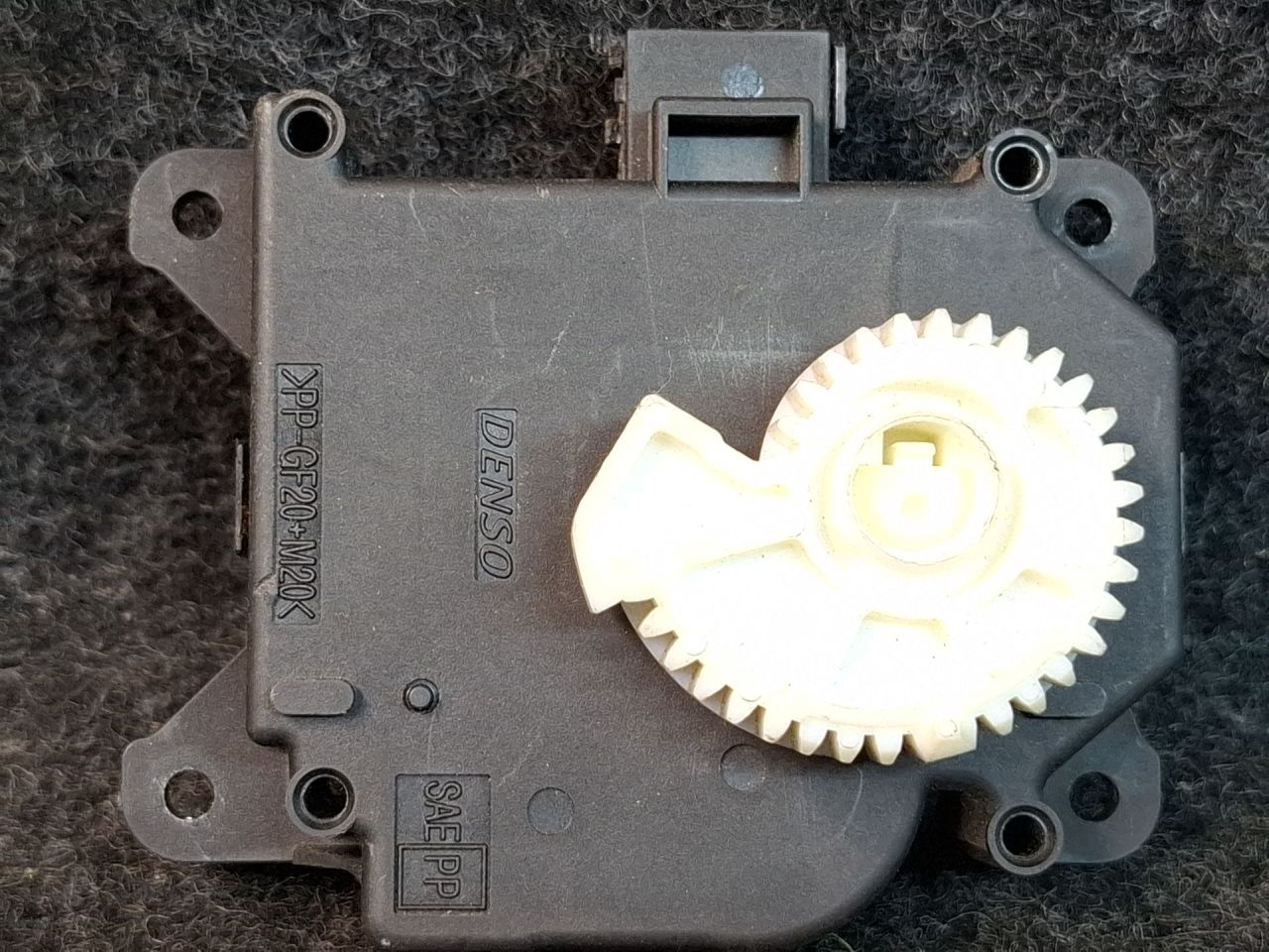 моторчик заслонки печки Toyota Sienna 3 поколение 2011, 3.5 л., 2GR-FE, бензин, АКПП, серый, передний привод, AE0638000172PLS - фото №1