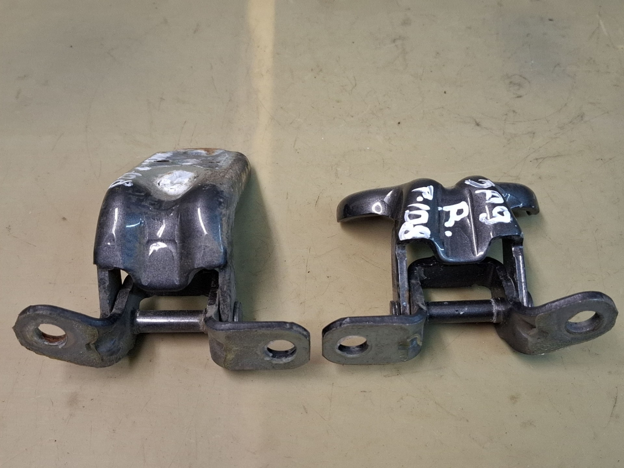 петля двери Subaru Impreza 5 поколение (GK/GT) 2019, 2.0 л., бензин, вариатор, серый, седан, полный привод - фото №1