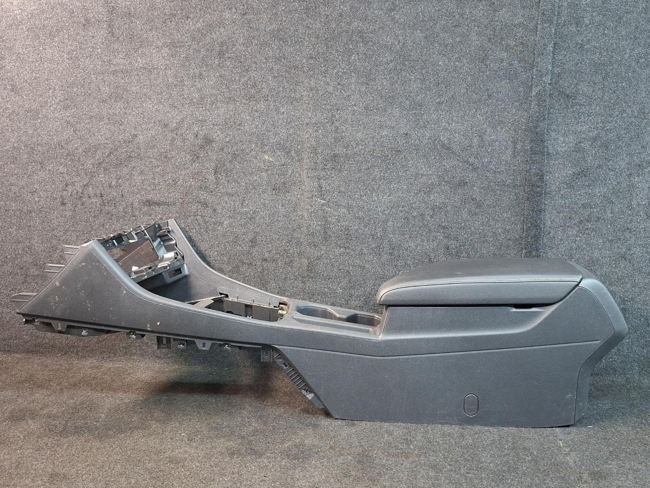 подлокотник Volkswagen Jetta 7 поколение 2019, 1.4 л., бензин, АКПП, белый, седан, передний привод - фото №1