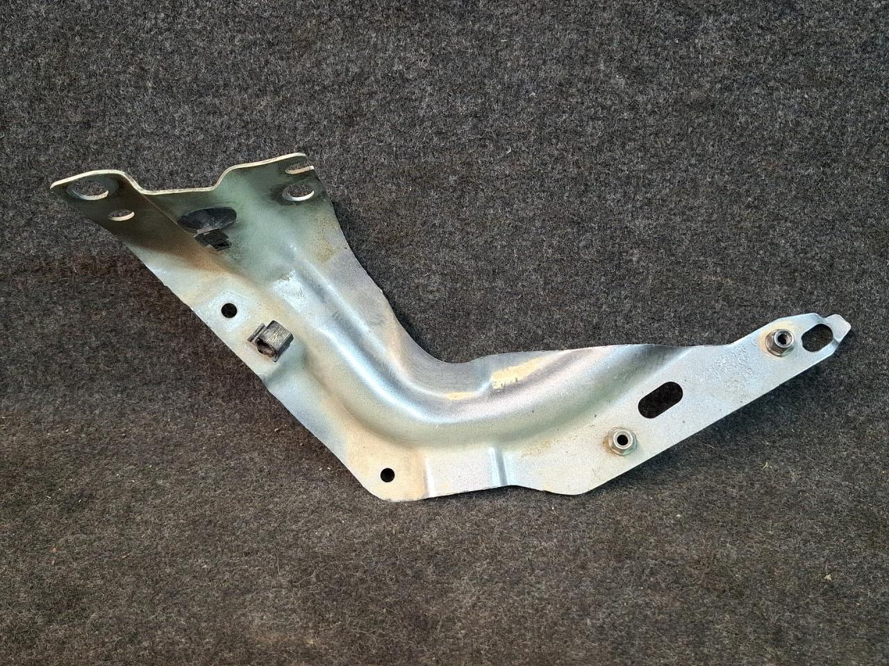 крепление ( кронштейн ) крыла Volkswagen Tiguan 2 поколение 2020, 2.0 л., бензин, АКПП, серый, полный привод, 5NA821136C - фото №1