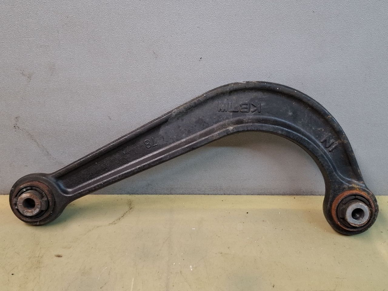 рычаг задний левый Mazda CX-5 2 поколение KF 2018, 2.5 л., PYY1, бензин, АКПП, серый/46g, внедорожник 5 дв., полный привод - фото №1