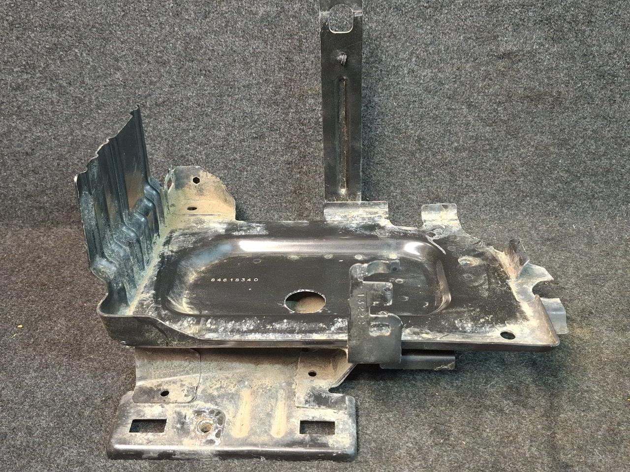 полка аккумулятора GMC Terrain 2 поколение 2020, 1.5 л., бензин, АКПП, серый 464с, передний привод, 84179727C, 84618340 - фото №1