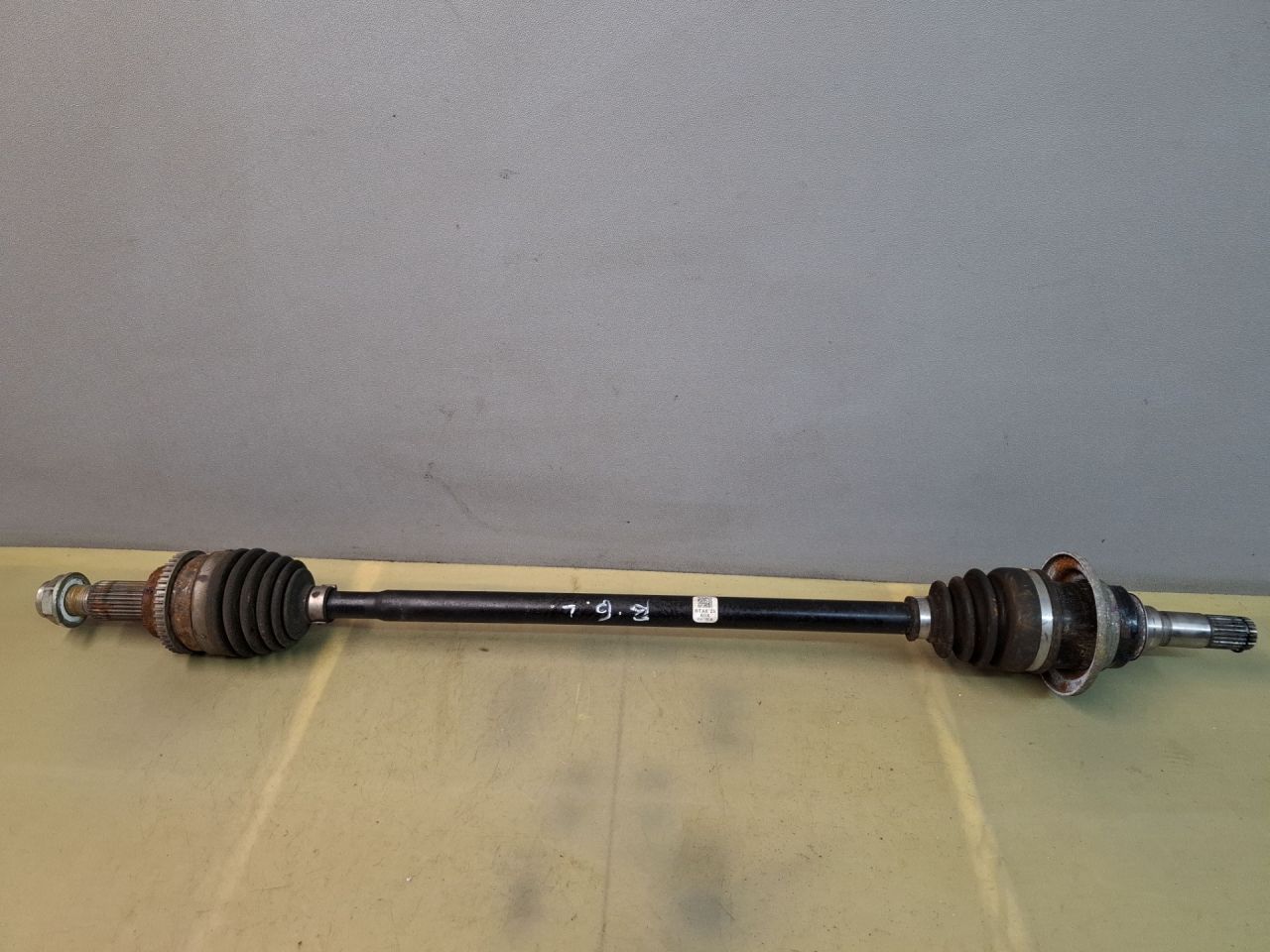 полуось задняя (приводной вал, ШРУС) Mazda CX-5 2 поколение KF 2018, 2.5 л., PYY1, бензин, АКПП, серый/46g, внедорожник 5 дв., полный привод, RTA62560X, VUJ71BC46 - фото №1