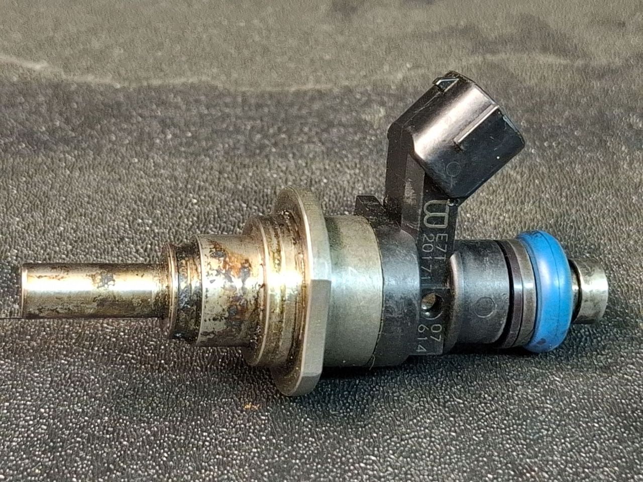 форсунка Mazda CX-7 1 поколение 2008, 2.3 л., бензин, E7T20171 - фото №1