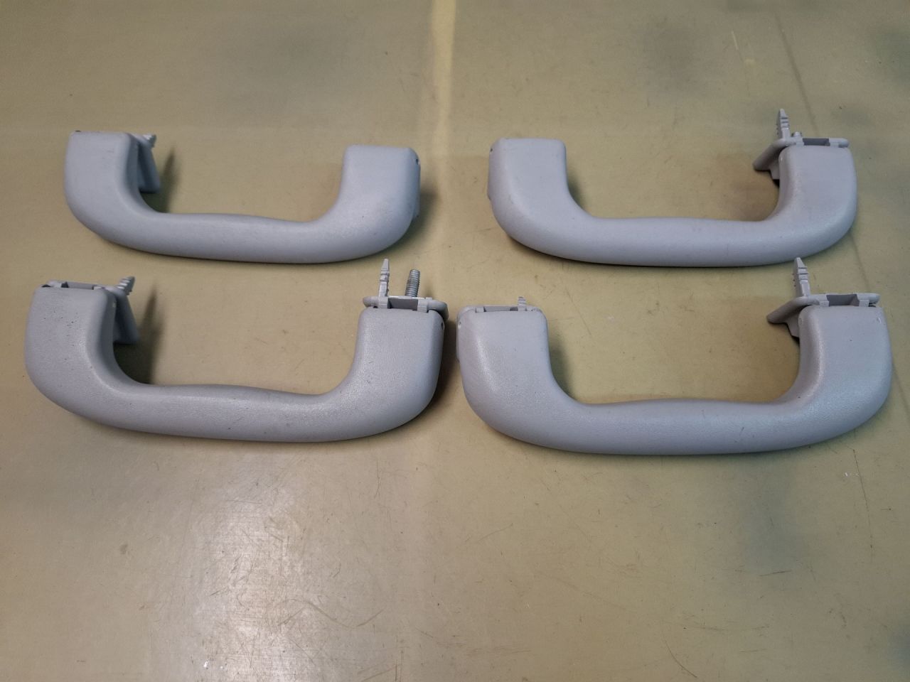 ручка внутренняя потолочная Chevrolet Equinox 3 поколение 2018, 1.5 л., бензин, АКПП, серый/441b, полный привод - фото №1