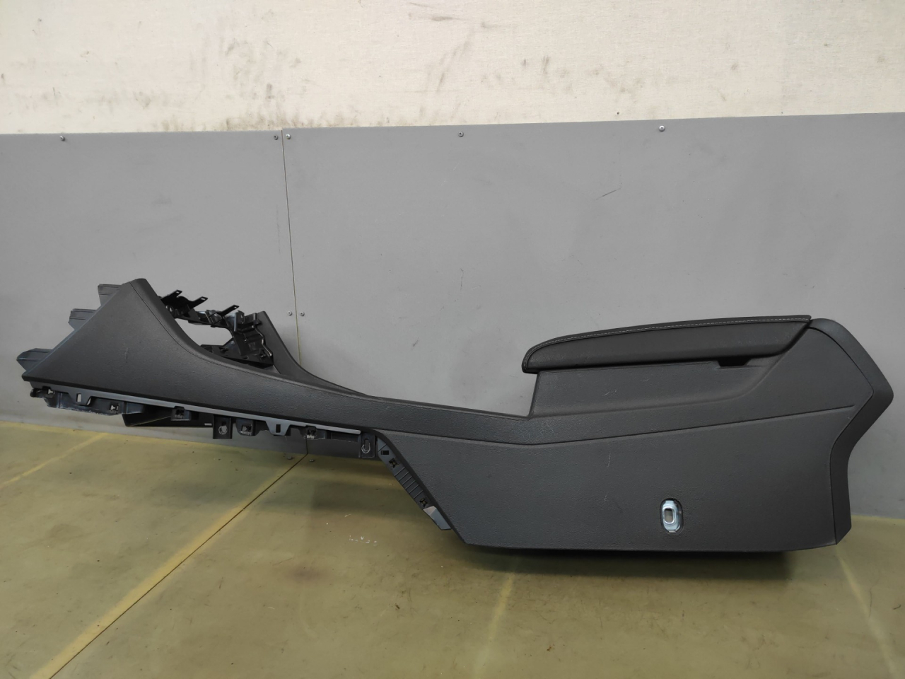 подлокотник Volkswagen Jetta 7 поколение 2019, 1.4 л., бензин, АКПП, серый, седан, передний привод - фото №1