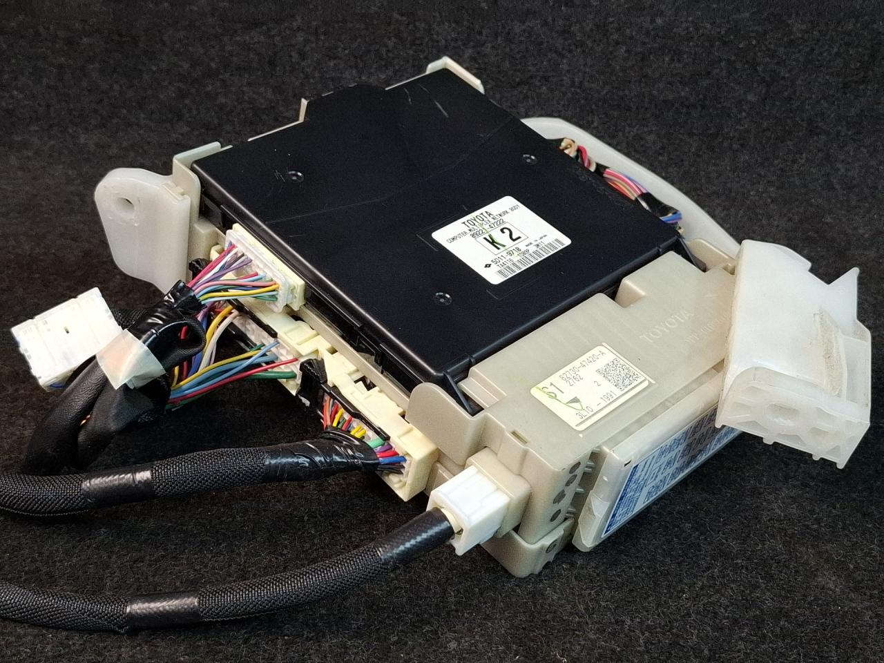 видеомультиплексор Toyota Prius V 1 поколение ZVW41 ZVW41 2014, 1.8 л., гибрид, АКПП, синий, хетчбэк 5 дв., передний привод, 89221-47222 - фото №1