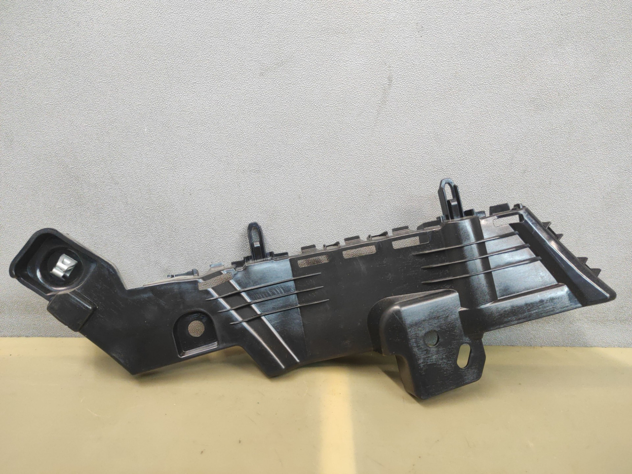 Крепление бампера переднего Buick Encore GX 1 поколение 2022, 42713980 - фото №1