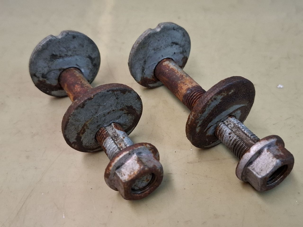 болт развальный Mazda CX-5 2 поколение KF 2018, 2.5 л., PYY1, бензин, АКПП, серый/46g, внедорожник 5 дв., полный привод - фото №1