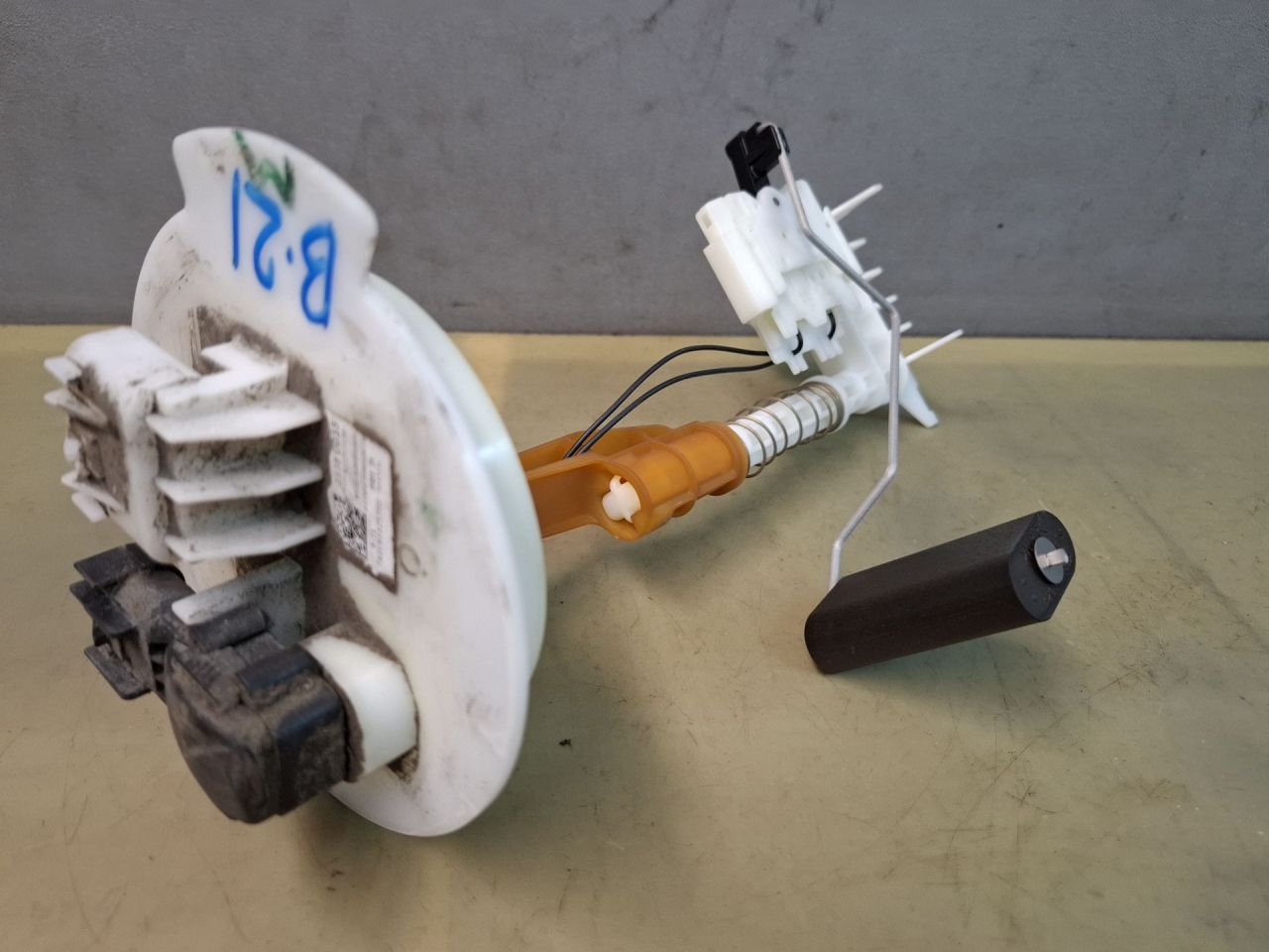 датчик уровня топлива Chevrolet Blazer 3 поколение 2019, 3.6 л., бензин, АКПП, белый, полный привод, 23380015 - фото №1