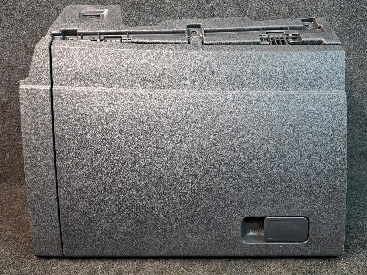 бардачок Volkswagen Jetta 7 поколение 2019, 1.4 л., бензин, АКПП, синий, седан, передний привод - фото №1