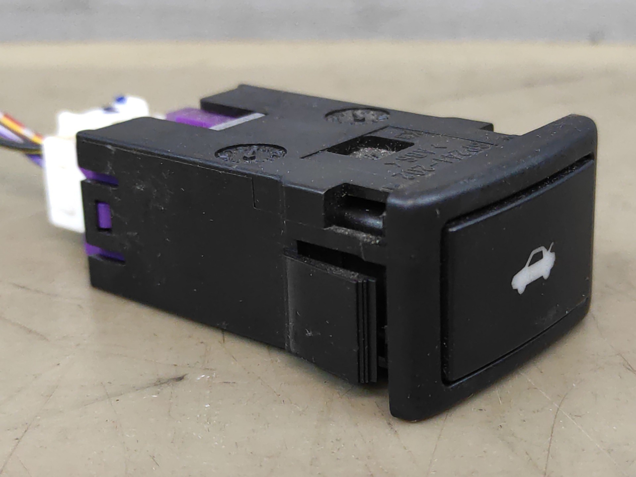 кнопка открытия багажника Suzuki Kizashi 1 поколение 2012, 2.4 л., J24B, бензин, АКПП, красный, седан, полный привод, SP241202 - фото №1