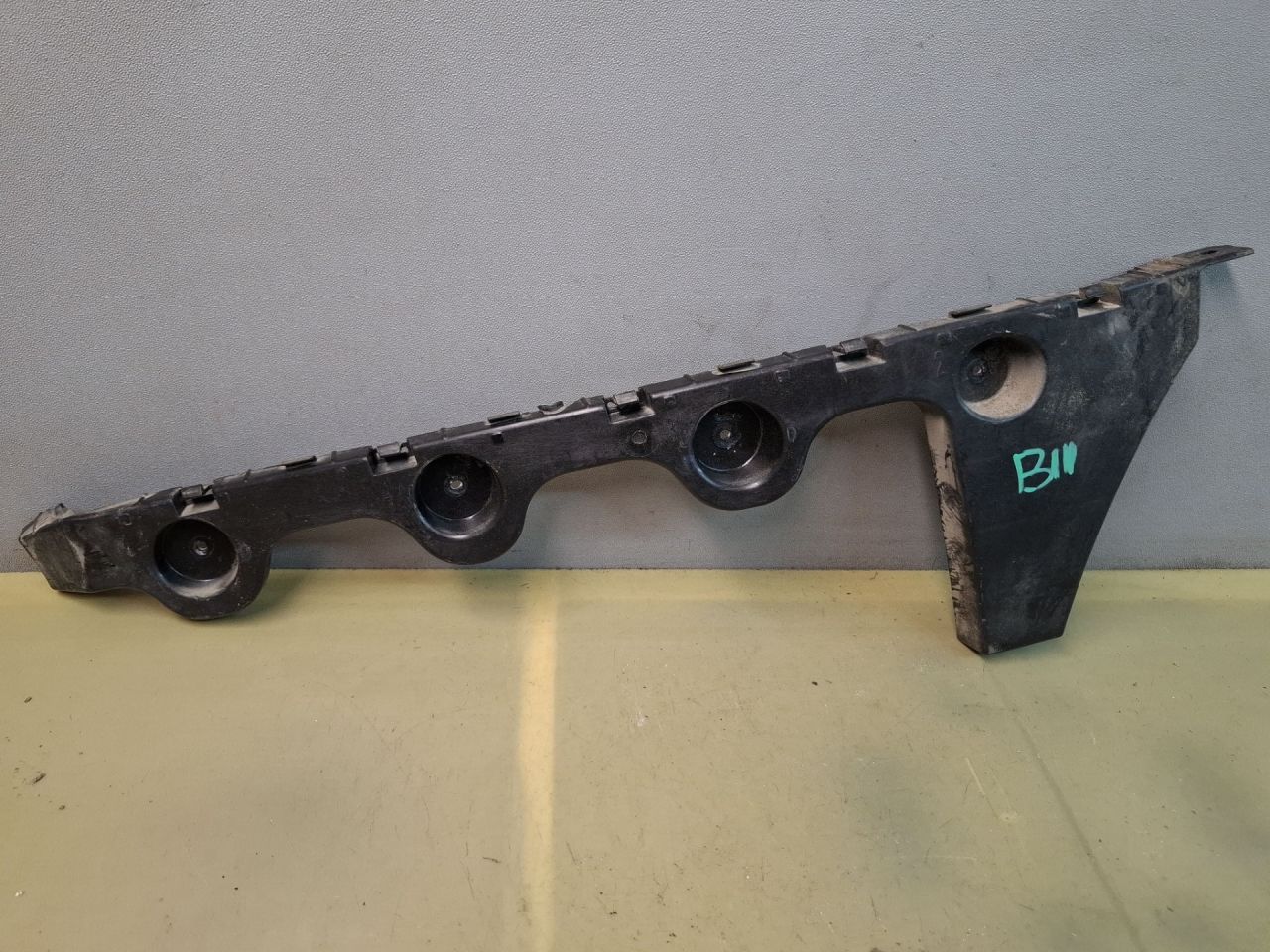 Крепление бампера заднего Chevrolet Equinox 3 поколение 2018, 1.5 л., бензин, АКПП, серый/441b, полный привод, 23462889 - фото №1