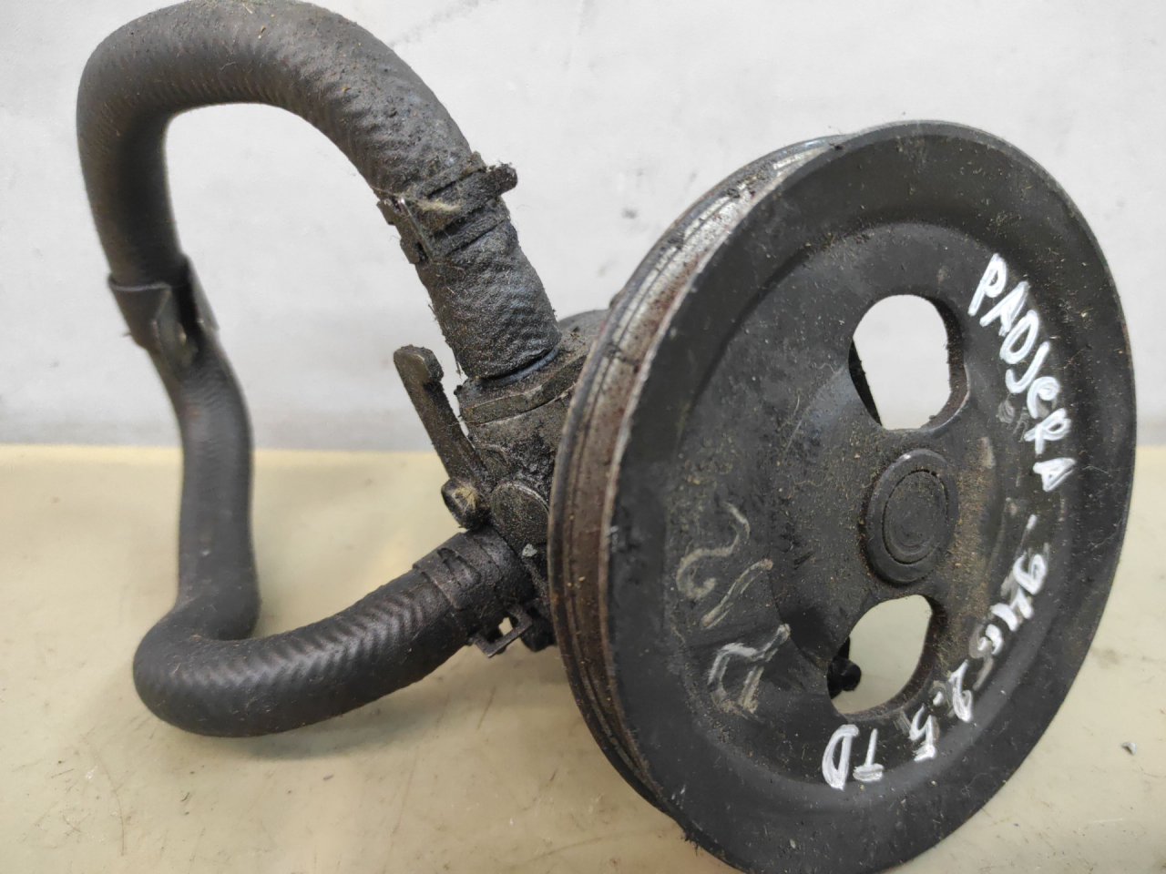 насос гидроусилителя руля Mitsubishi Pajero 2 поколение 1994, 2.5 л. - фото №1