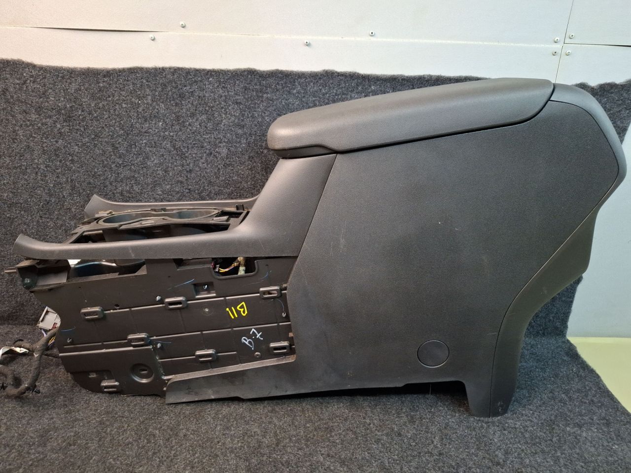 подлокотник Chevrolet Equinox 3 поколение 2018, 1.5 л., бензин, АКПП, серый/441b, полный привод - фото №1