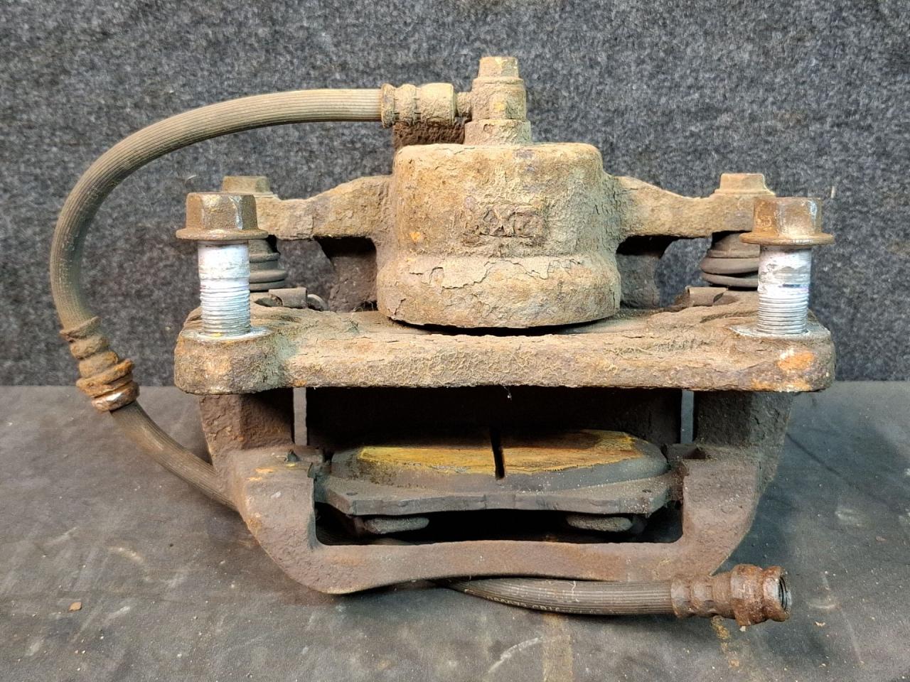 суппорт передний левый Mazda CX-5 1 поколение 2014 - фото №1