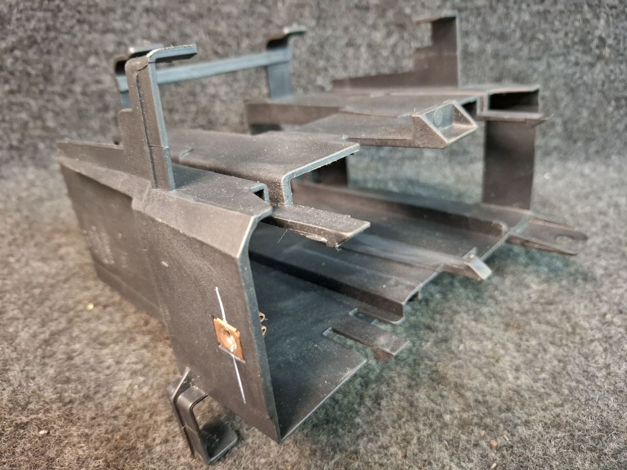 кронштейн блока управления Chevrolet Equinox 3 поколение 2018, 1.5 л., бензин, АКПП, серый/441b, полный привод, 23326349 - фото №1