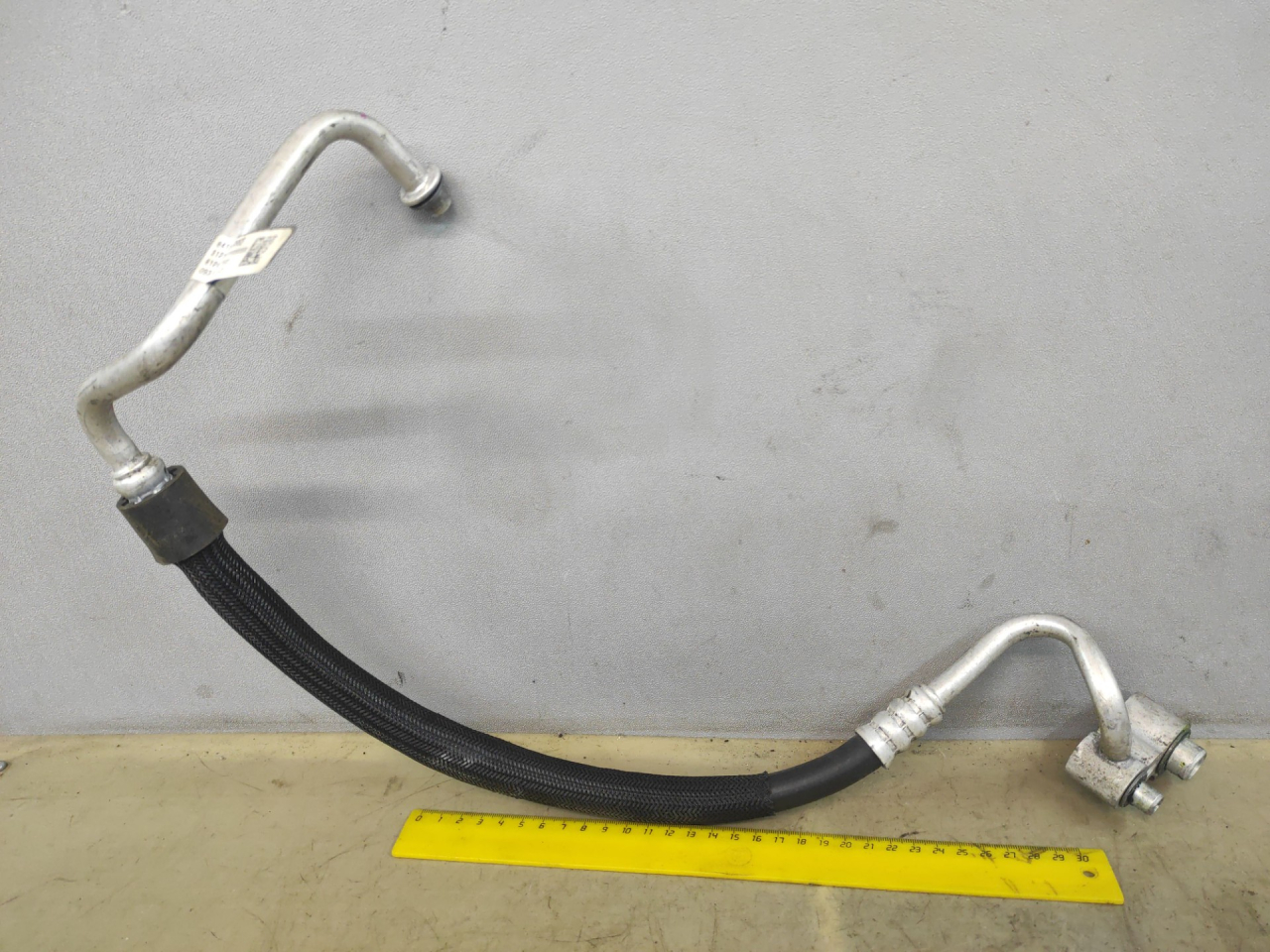 трубка кондиционера Chevrolet Equinox 3 поколение 2018, 1.5 л., бензин, АКПП, серый 139х, минивэн, передний привод, 84129883 - фото №1