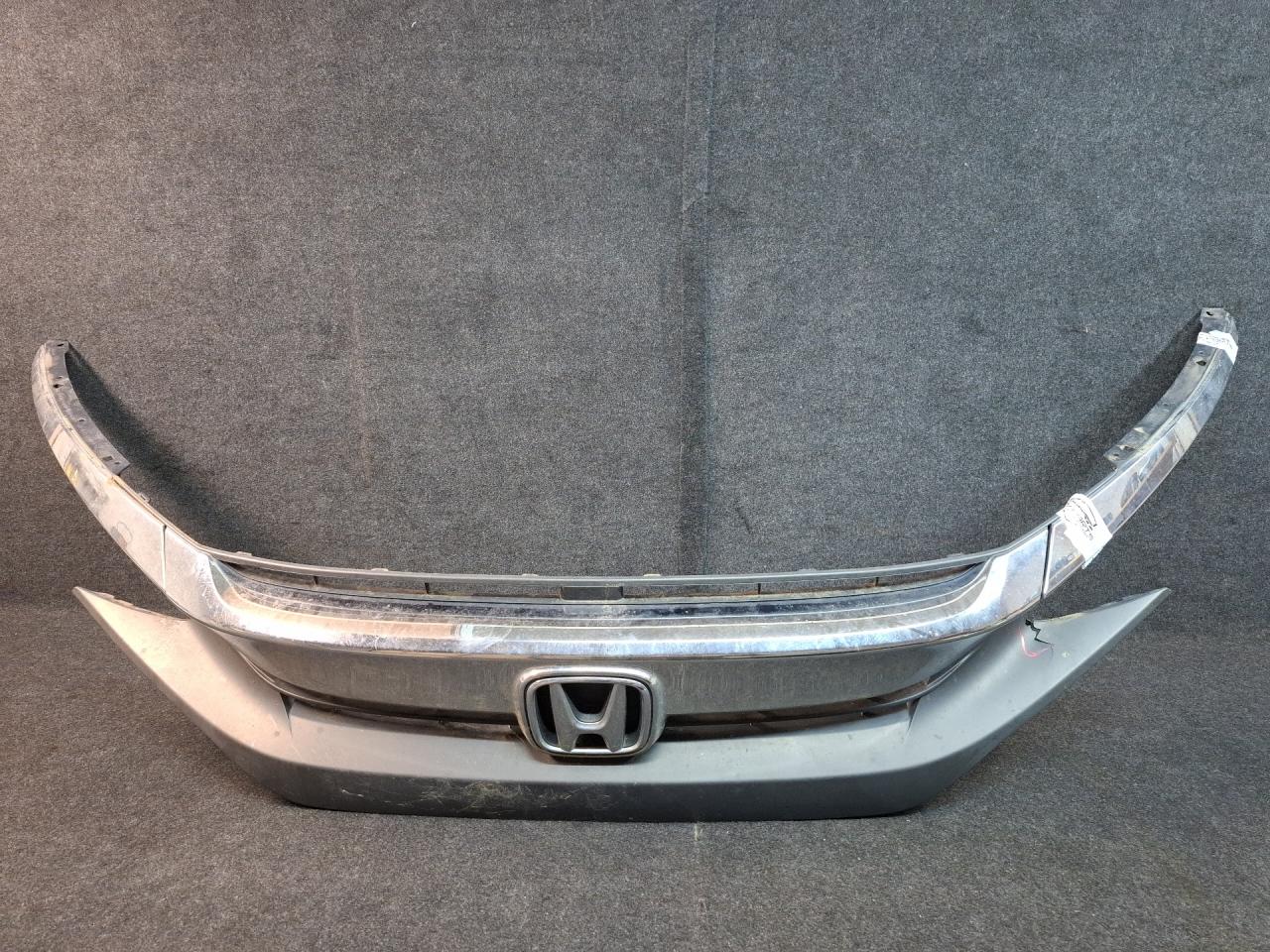 решетка радиатора Honda Civic 10 поколение 2017, 2.0 л., K20C2, бензин, АКПП, седан, передний привод, 90413013 - фото №1