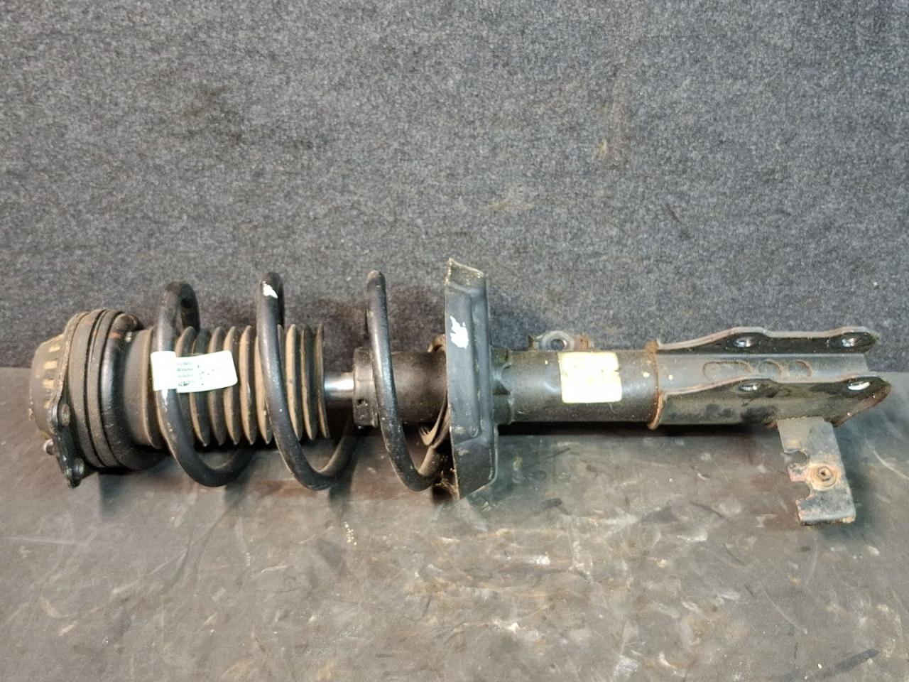 амортизатор передний левый Chevrolet Equinox 3 поколение 2019, 1.5 л., бензин, АКПП, белый 140х, минивэн, передний привод, 84230331 - фото №1