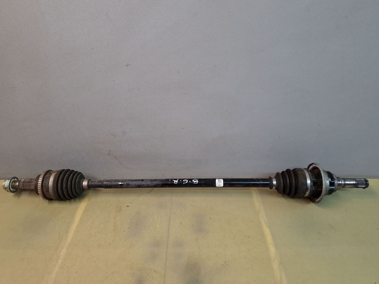 полуось задняя (приводной вал, ШРУС) Mazda CX-5 2 поколение KF 2018, 2.5 л., PYY1, бензин, АКПП, серый/46g, внедорожник 5 дв., полный привод, RTA62550X, VUJ71BC45 - фото №1