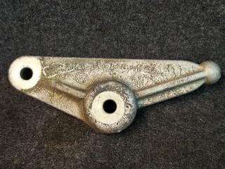 кронштейн КПП Chevrolet Malibu 9 поколение 2017, 1.5 л., бензин, АКПП, черный, седан, передний привод, 23444789