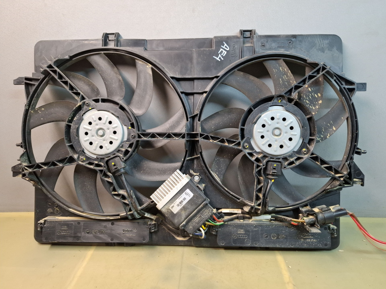 вентилятор радиатора Audi A4 B8/8K 2010, 1.8 л., CDHA, бензин, АКПП, передний привод, правый руль, 8K0121003M - фото №1