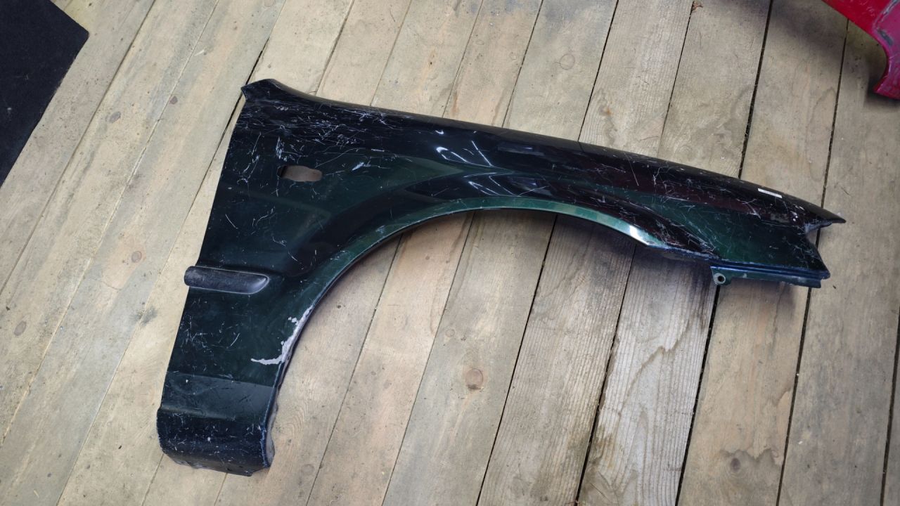 крыло переднее правое Mazda 323 6 поколение 1999 - фото №1