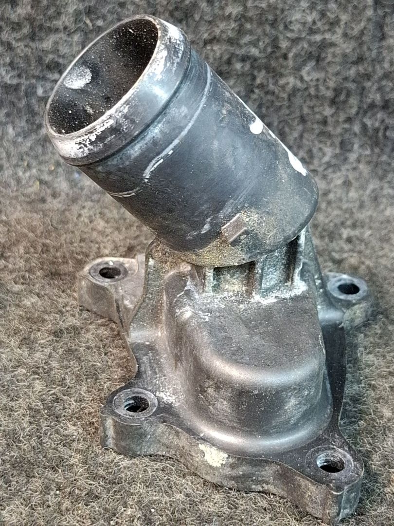 фланец (тройник) системы охлаждения Mazda CX-5 2 поколение KF 2018, 2.5 л., PYY1, бензин, АКПП, серый/46g, внедорожник 5 дв., полный привод - фото №1