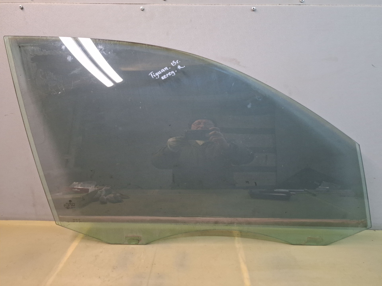 стекло двери передней правой Volkswagen Tiguan 1 поколение 2009, 43R001025, 5N0845202 - фото №1