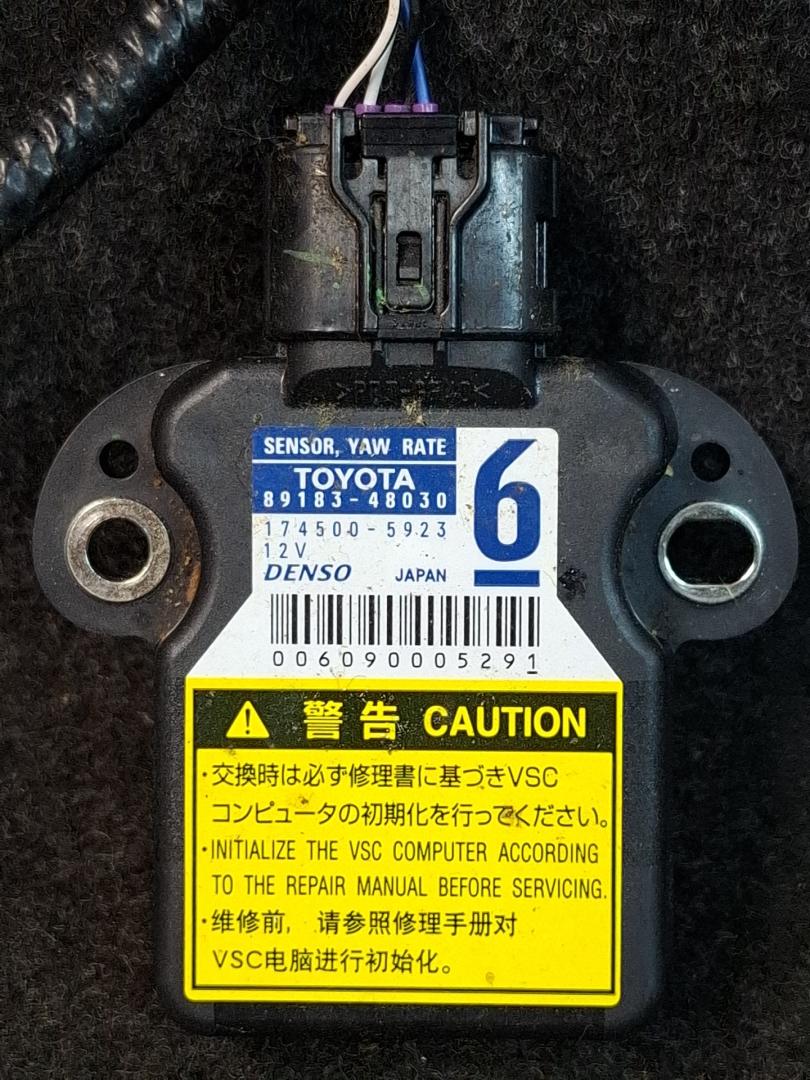 датчик ускорения Toyota Prius V 1 поколение ZVW41 ZVW41 2014, 1.8 л., гибрид, АКПП, синий, хетчбэк 5 дв., передний привод, 89183-48030, 174500-5923 - фото №1