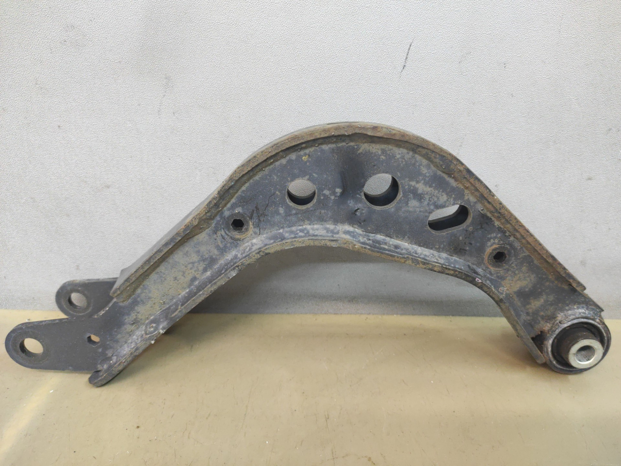 рычаг задний правый GMC Terrain 2 поколение 2020, 2.0 л., бензин, АКПП, темно-серый (графит), передний привод - фото №1