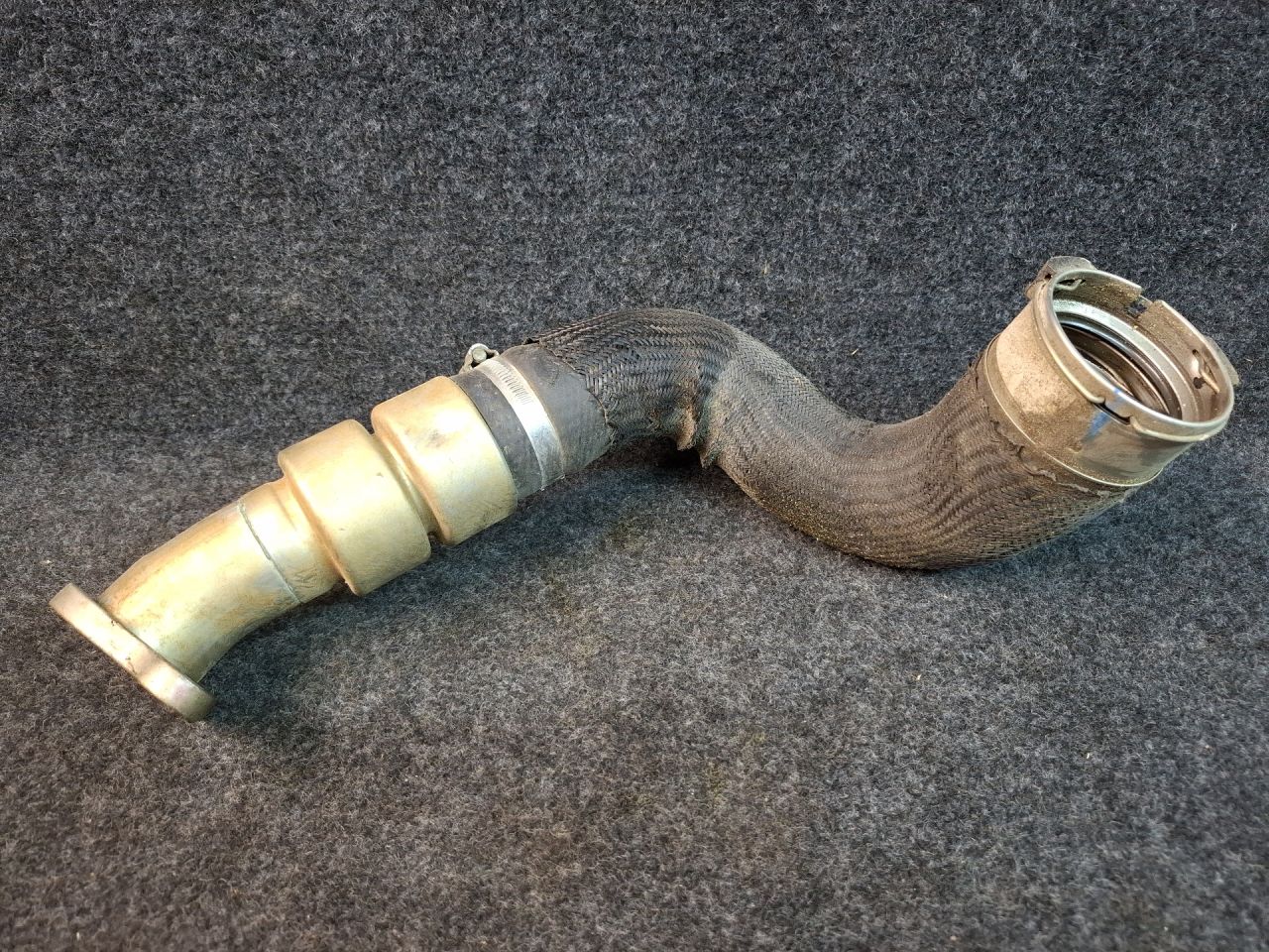 патрубок интеркулера Chevrolet Equinox 3 поколение 2018, 2.0 л., бензин, АКПП, передний привод - фото №1