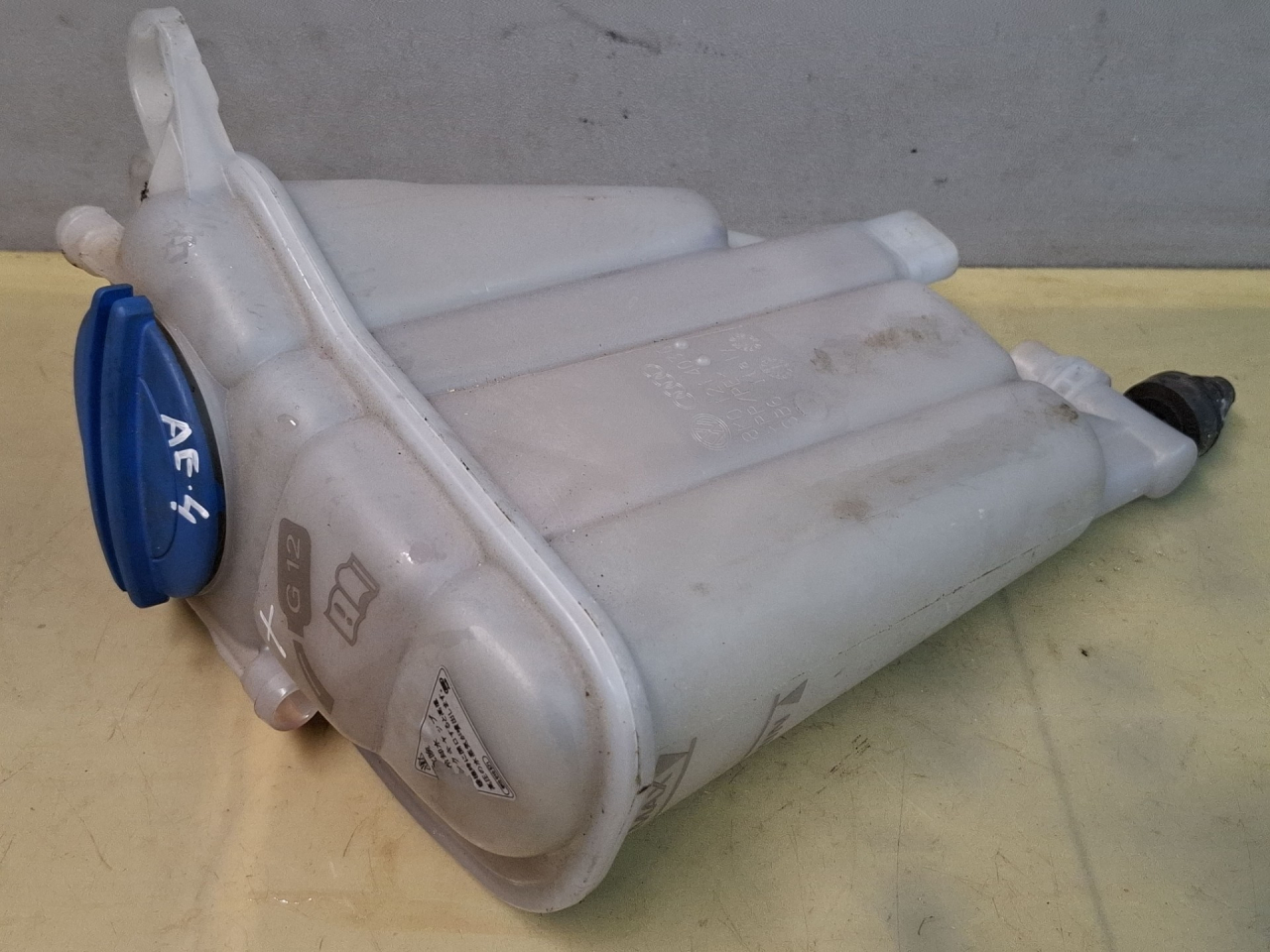 бачок расширительный Audi A4 B8/8K 2010, 1.8 л., CDHA, бензин, АКПП, передний привод, правый руль, 8K0121403G - фото №1