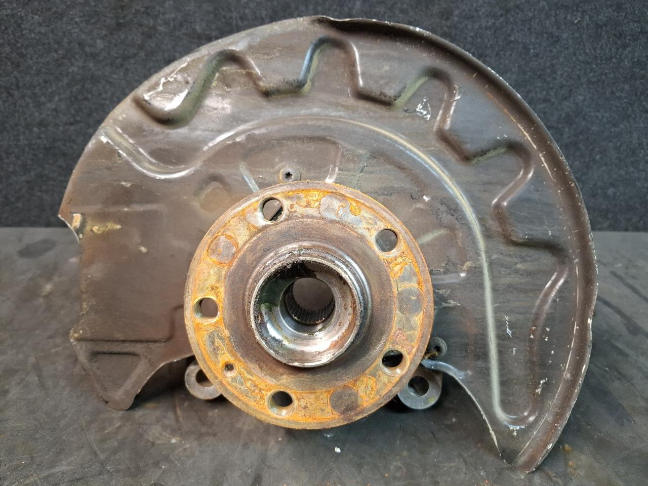 кулак поворотный правый Volkswagen Tiguan 2 поколение 2020, 2.0 л., бензин, АКПП, серый, полный привод, 5QM.407.258 - фото №1