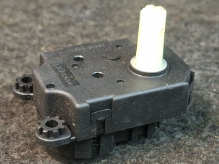 моторчик заслонки печки Mitsubishi ASX 1 поколение 2012, 2.0 л., 4B11, бензин, АКПП, черный, внедорожник 5 дв., полный привод, CSA512T010, VHB3030005A