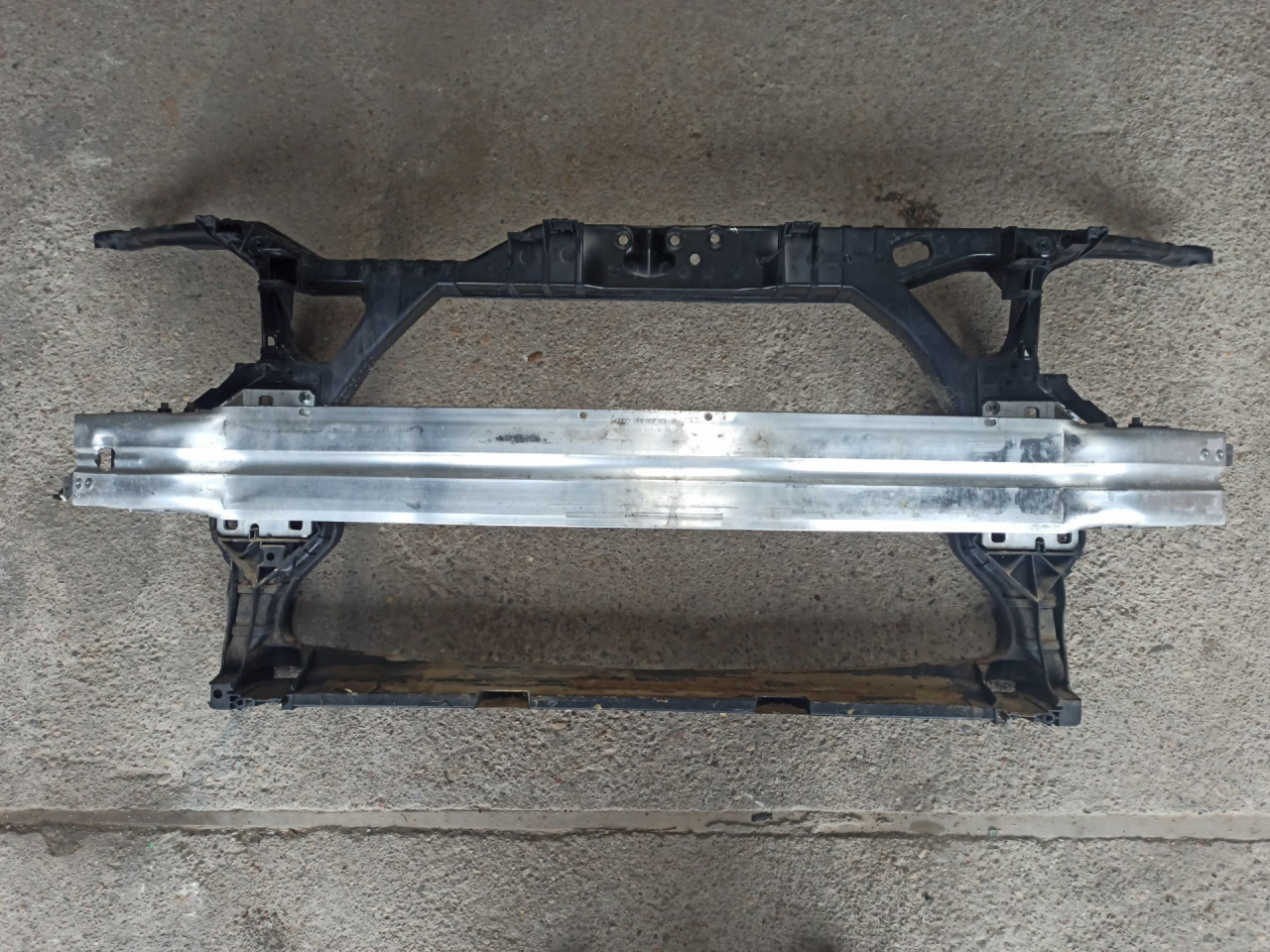 передняя панель крепления облицовки (телевизор) Audi A4 B8/8K 2010, 1.8 л., CDHA, бензин, АКПП, передний привод, правый руль - фото №1