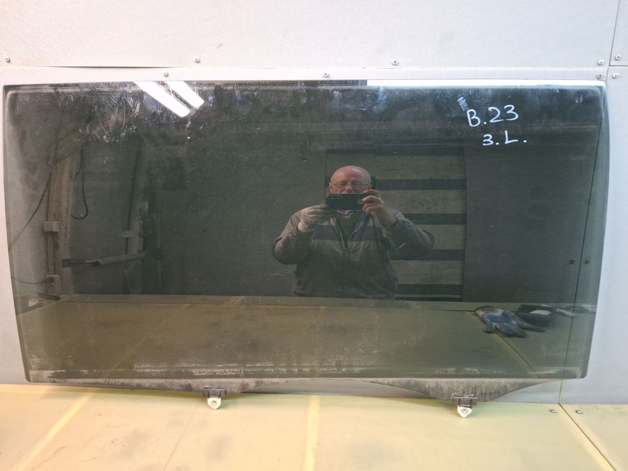 стекло двери задней левой Toyota Sienna 3 поколение 2011, 3.5 л., 2GR-FE, бензин, АКПП, серый, передний привод - фото №1